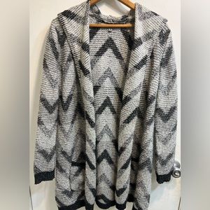 Absolutely Famous Women's Gray Open Front Chevron Pattern Sweater Size Medium